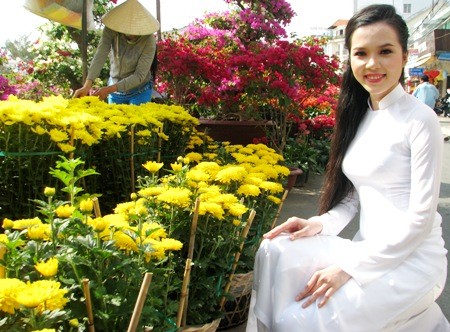 Hoa khôi SV Cần Thơ khoe sắc cùng hoa Xuân bến Ninh Kiều - ảnh 4