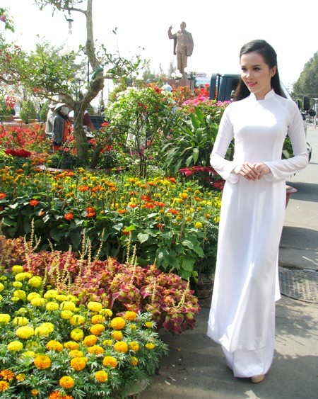 Hoa khôi SV Cần Thơ khoe sắc cùng hoa Xuân bến Ninh Kiều - ảnh 5