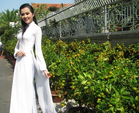 Hoa khôi SV Cần Thơ khoe sắc cùng hoa Xuân bến Ninh Kiều - ảnh 9