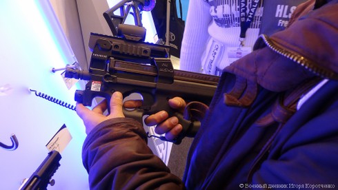 Khám phá tiểu liên FN P90 của lực lượng đặc biệt - ảnh 15