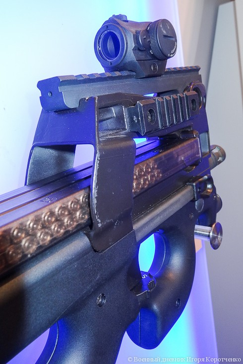 Khám phá tiểu liên FN P90 của lực lượng đặc biệt - ảnh 3