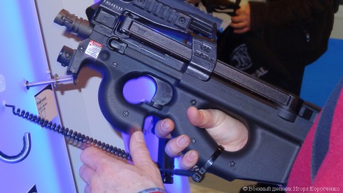 Khám phá tiểu liên FN P90 của lực lượng đặc biệt - ảnh 7