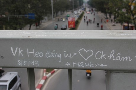 Những dấu ấn tình yêu “xấu xí” của bạn trẻ Hà thành - ảnh 10
