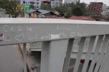 Những dấu ấn tình yêu “xấu xí” của bạn trẻ Hà thành - ảnh 11
