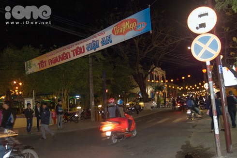 Tết Nguyên tiêu, giới trẻ đổ về Hội An cầu duyên - ảnh 1