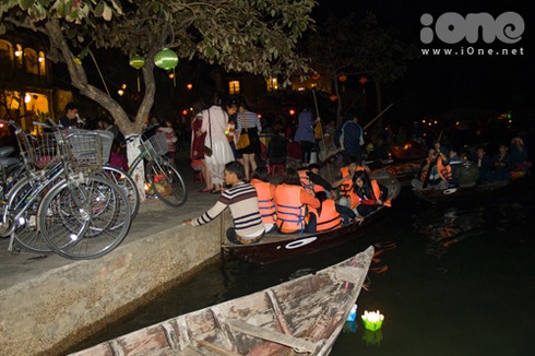 Tết Nguyên tiêu, giới trẻ đổ về Hội An cầu duyên - ảnh 7