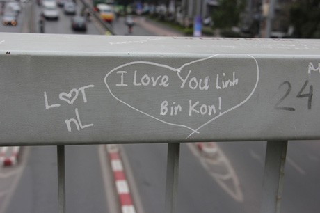 Những dấu ấn tình yêu “xấu xí” của bạn trẻ Hà thành - ảnh 9