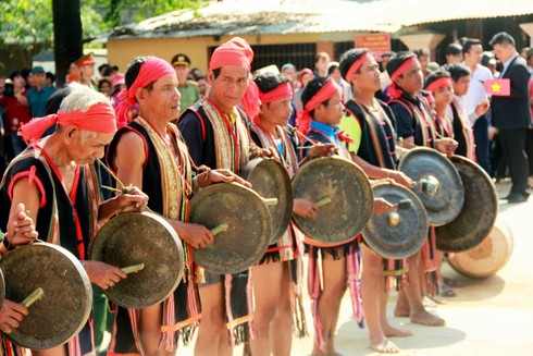 Xã biên giới vang tiếng cồng chiêng đón Chủ tịch nước - ảnh 1