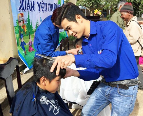 Thanh niên mang xuân 2018 đến xã nghèo trên Kon Tum - ảnh 1