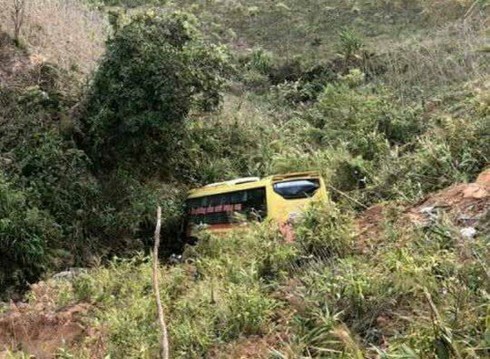 Vụ xe khách lao xuống vực sâu: Nhiều người bị chấn thương nghiêm trọng - ảnh 2