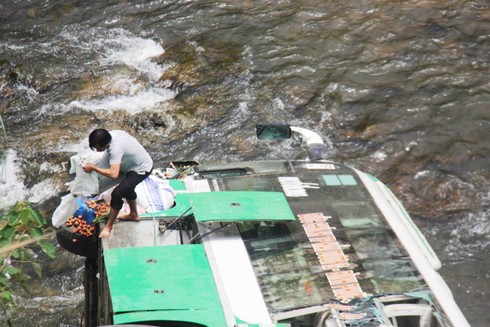 Anh Nguyễn Khắc Viên (SN 1984, Hưng Yên) đang cố gắng đưa số hành lý của gia đình mình ra ngoài