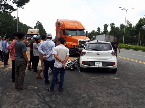Xe du lịch bẹp dúm khi đối đầu xe container, 3 người bị kẹt cứng trong xe - ảnh 1