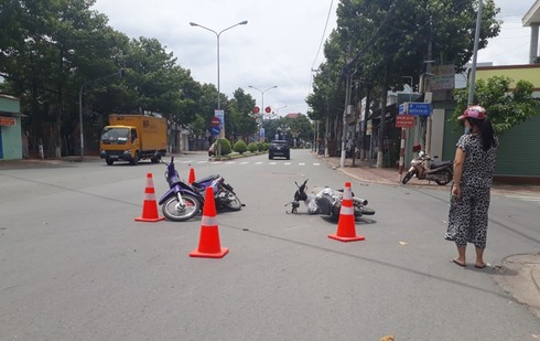 Hai cụ ông đi xe máy tông nhau, một cụ bà tử vong - ảnh 1