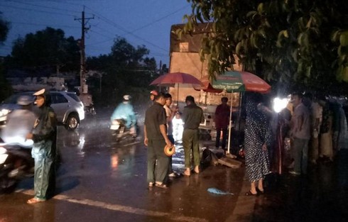 Cố vượt xe tải, thanh niên đi xe máy tử vong tại chỗ - ảnh 1