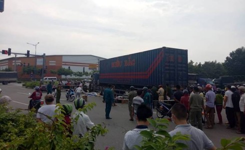Cả gia đình thương vong dưới bánh xe container - ảnh 1