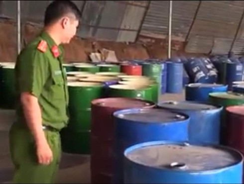 Phát hiện cơ sở chứa hàng ngàn thùng hóa chất chưa qua xử lý - ảnh 1