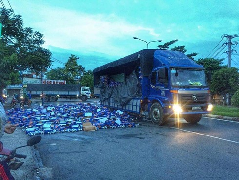Tài xế xe tải bật khóc trước hành động đẹp của người đi đường - ảnh 2