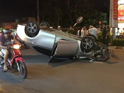 Xe 4 chỗ lật ngửa sau khi tông đổ biển báo giao thông - ảnh 1