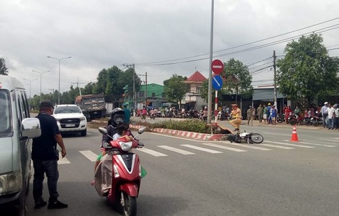 Xe ben tông chết người, cày nát dải phân cách - ảnh 2