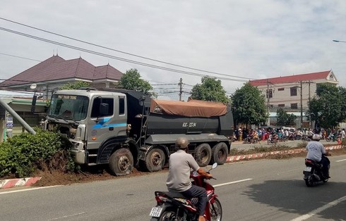 Xe ben tông chết người, cày nát dải phân cách - ảnh 1