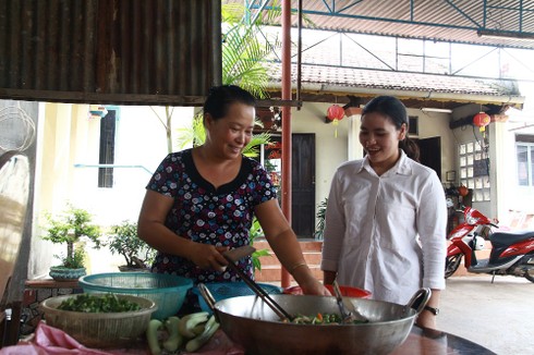 Bà Vượng nấu cơm, cho thí sinh trọ miễn phí.