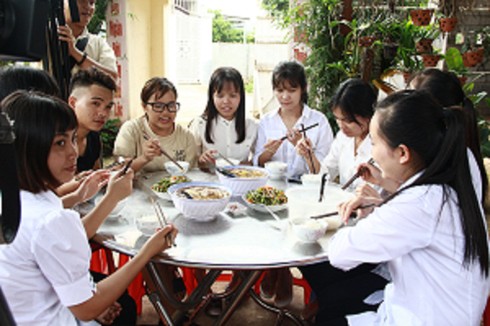 Mâm cơm ấm lòng của vợ chồng thầy giáo Châu – Vượng.