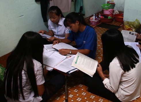 Thí sinh ôn bài tại phòng trọ nhà thầy Châu.