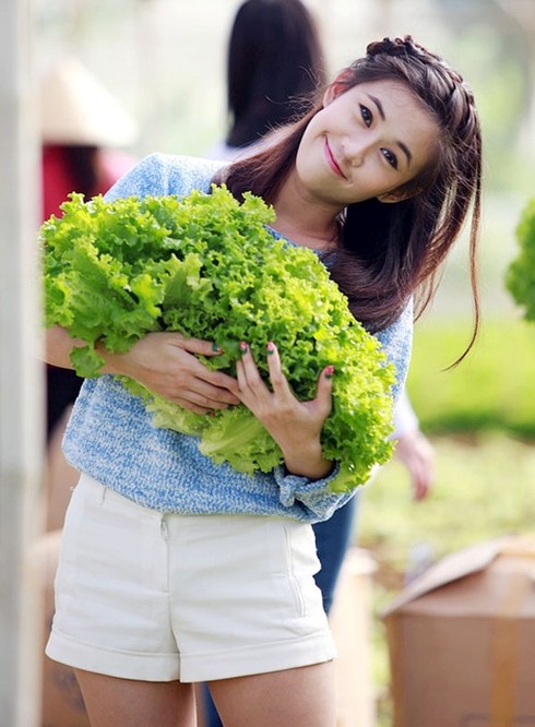 Phở Ngọc Thảo là diễn viên nữ được yêu thích trong nhóm hài Thích ăn phở với những vai diễn nhí nhảnh, hài hước. Thời gian này cô càng nổi tiếng và đắt sô quảng cáo.
Bài viết: http://news.zing.vn/6-hot-girl-dinh-dam-cam-tinh-con-ngua-post383258.html#category_featured.noibat
Nguồn Zing News