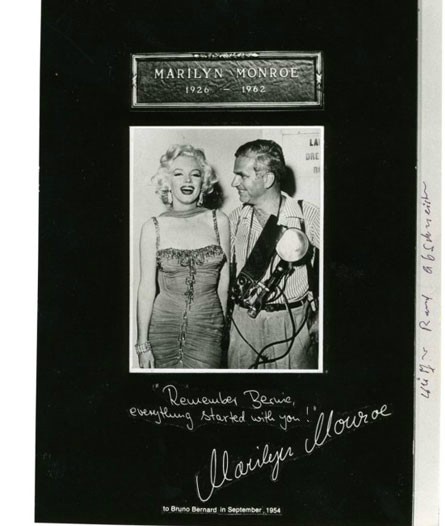 Marilyn Monroe và nhiếp ảnh gia Bruno Bernard trên trang bìa một cuốn sách mà Bruno thực hiện để tưởng nhớ Marilyn. Trên đó có bút tích của Marilyn Monroe: