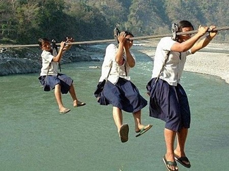 Qua sông bằng dây cáp