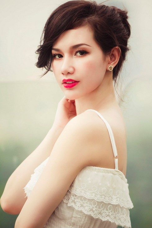 Đầu năm 2012, hot girl này đã yên bề gia thất cùng doanh nhân trẻ, con một gia đình thuộc hàng đại gia tiếng tăm đất Sài Gòn.
Bài viết: http://news.zing.vn/6-hot-girl-dinh-dam-cam-tinh-con-ngua-post383258.html#category_featured.noibat
Nguồn Zing News