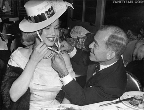 Marilyn với Johnny Hyde - phó giám đốc của hãng William Morrisat - tại một bữa tiệc chào năm mới