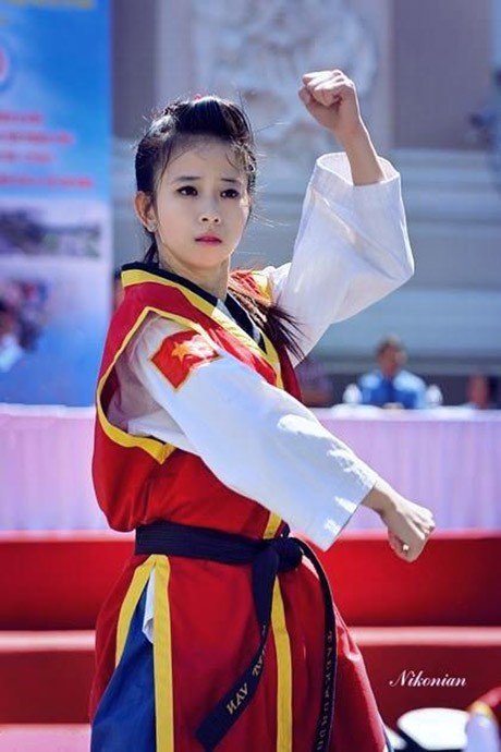 Vô tình nổi trên mạng từ những bức ảnh xinh đẹp trong trang phục nhà võ, Châu Tuyết Vân là hot girl mới nhất trong giới trẻ. Hoa khôi làng võ được đông đảo bạn trẻ mến mộ. Gần đây nhất, Tuyết Vân Vinh dự được chọn là Công dân trẻ tiêu biểu TP.HCM 2013.
Bài viết: http://news.zing.vn/6-hot-girl-dinh-dam-cam-tinh-con-ngua-post383258.html#category_featured.noibat
Nguồn Zing News