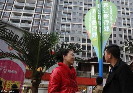 Siêu thị mở “phòng giữ chồng” cho các bà yên tâm mua sắm - ảnh 1