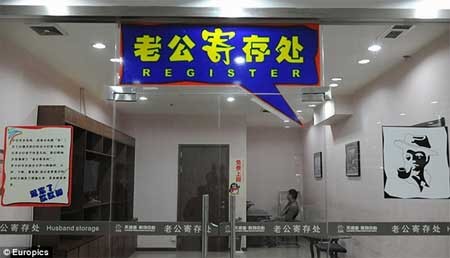 Siêu thị mở “phòng giữ chồng” cho các bà yên tâm mua sắm - ảnh 7
