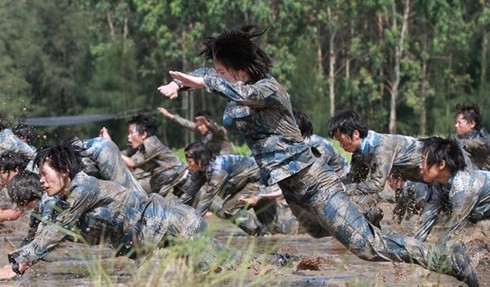 Nữ binh Trung Quốc khóc ròng vì huấn luyện đày ải - ảnh 3