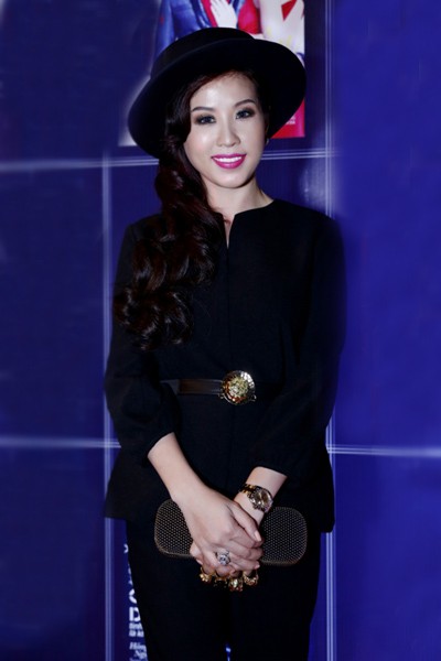 Phi Thanh Vân 'khoe' ngực khủng - ảnh 4