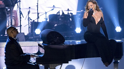 Mariah Carey gây sốc với váy xẻ quá bạo - ảnh 2