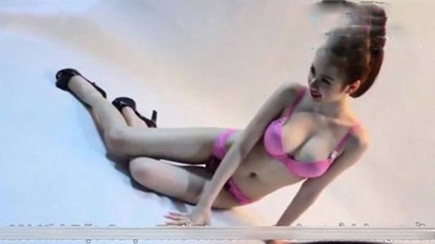 Người đẹp Việt mất cân đối vì vòng một quá khổ - ảnh 4