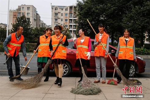 Công nhân dọn vệ sinh Trung Quốc đi làm bằng ôtô riêng - ảnh 10