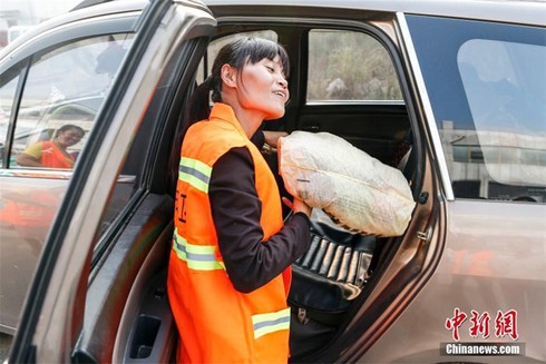 Công nhân dọn vệ sinh Trung Quốc đi làm bằng ôtô riêng - ảnh 5