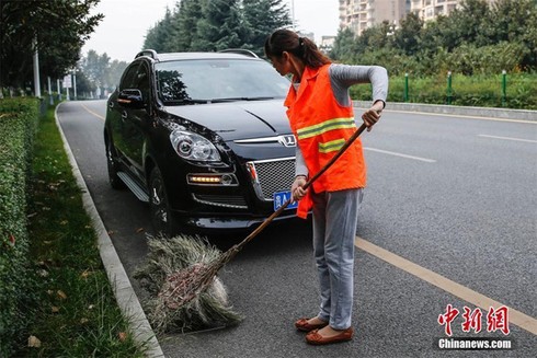 Công nhân dọn vệ sinh Trung Quốc đi làm bằng ôtô riêng - ảnh 6