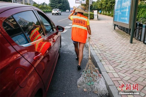 Công nhân dọn vệ sinh Trung Quốc đi làm bằng ôtô riêng - ảnh 8