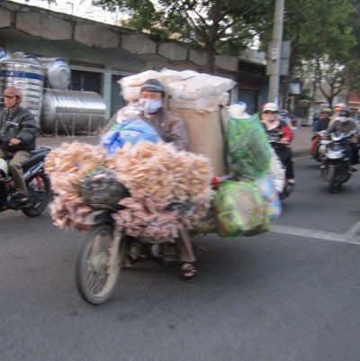 Kinh hoàng những 'siêu xe' chở hàng như làm xiếc trên phố - ảnh 2