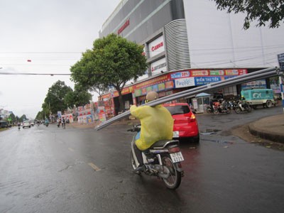 Kinh hoàng những 'siêu xe' chở hàng như làm xiếc trên phố - ảnh 6