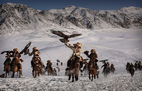 Tận thấy người Kazakh kiêu hùng đi săn với đại bàng - ảnh 2