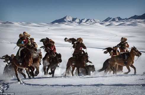 Tận thấy người Kazakh kiêu hùng đi săn với đại bàng - ảnh 6
