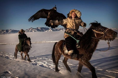 Tận thấy người Kazakh kiêu hùng đi săn với đại bàng - ảnh 7