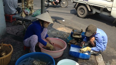 Kiếm hàng chục triệu đồng nhờ chùi lư đồng ngày Tết - ảnh 2