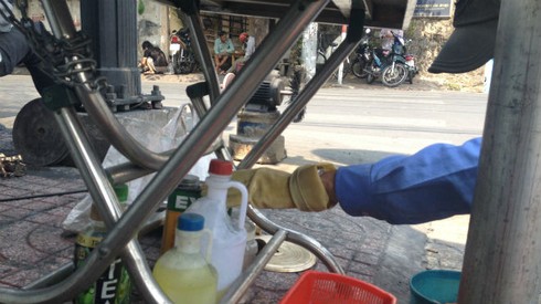 Kiếm hàng chục triệu đồng nhờ chùi lư đồng ngày Tết - ảnh 3